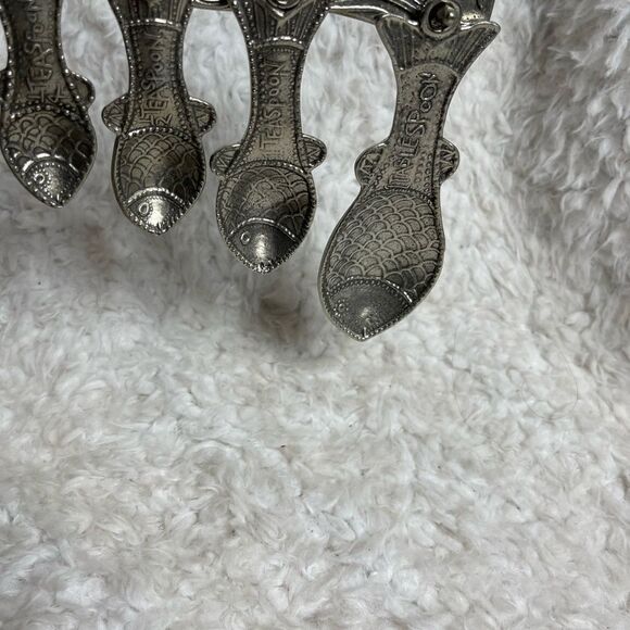 Vintage Tin Woodsman TWpewter set of four Fish measuring spoons with wall hanger - Picture 6 of 14